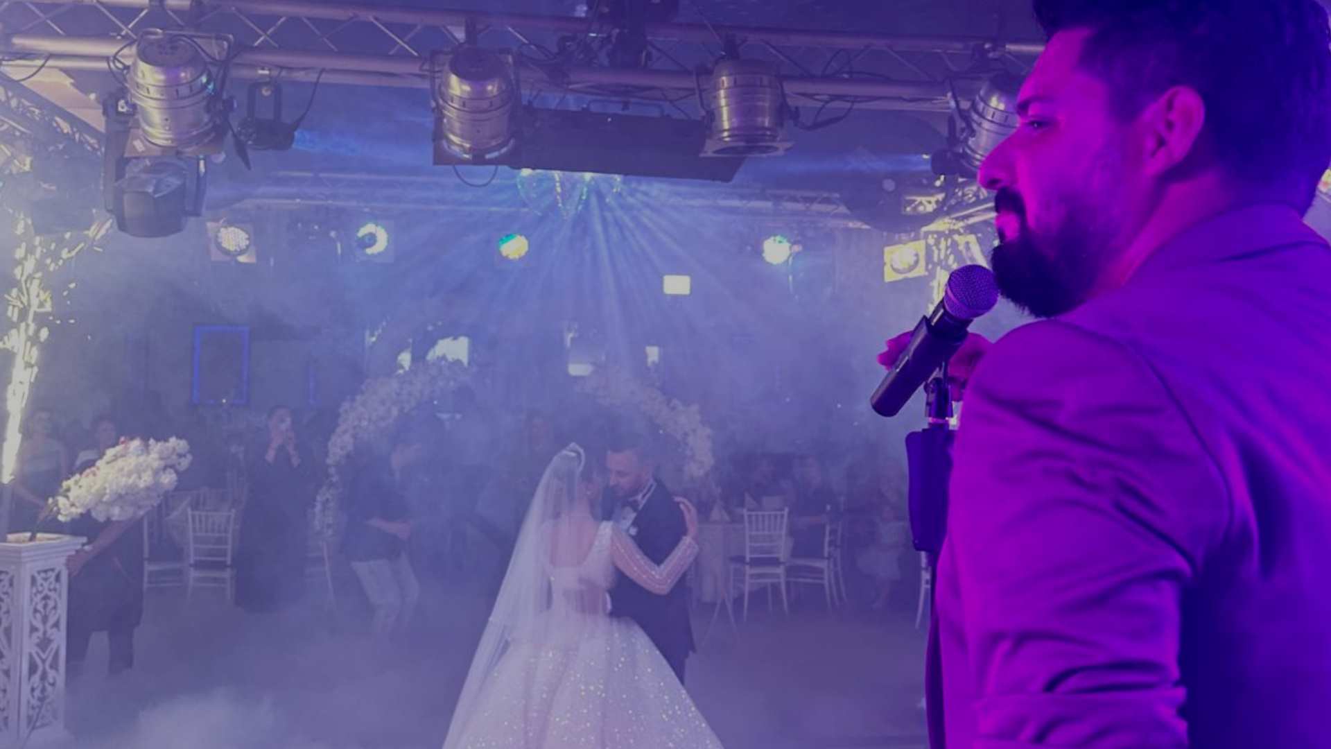 Levent Canses ve Grup Canses düğün sahnesinde canlı performans