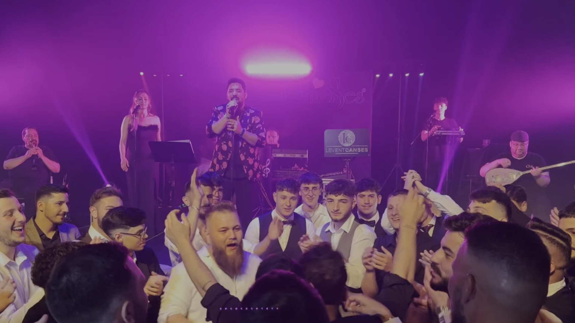 Grup Canses düğün gecesinde sahne ve dans pisti performansı