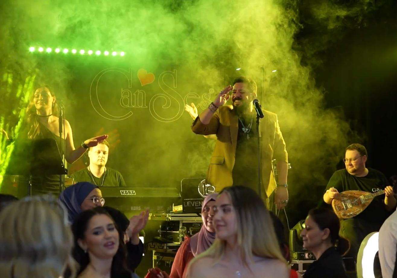 Levent Canses ve Canses Orkestrası düğünde canlı sahne performansı