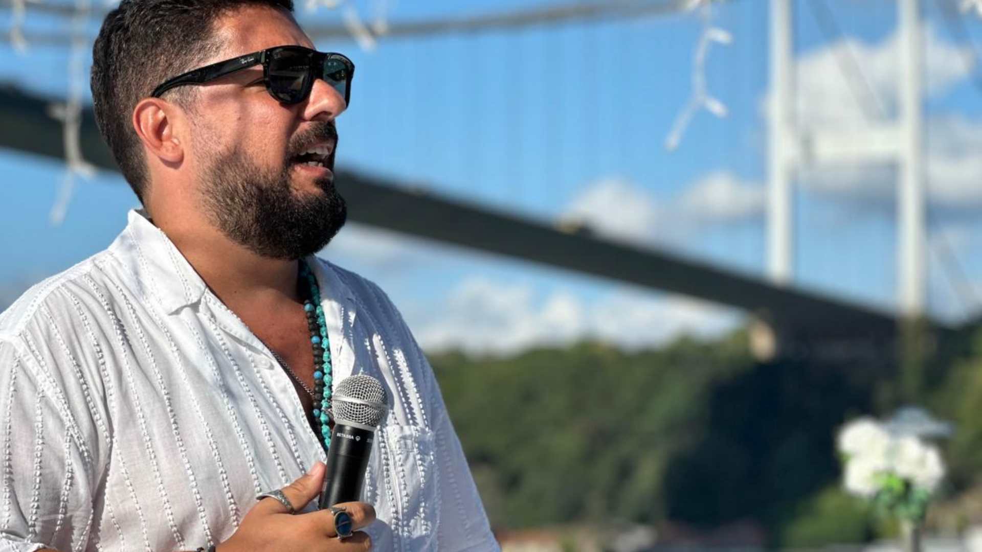 Levent Canses, Türkiye’de açık havada mikrofonda canlı performans sergilerken.
