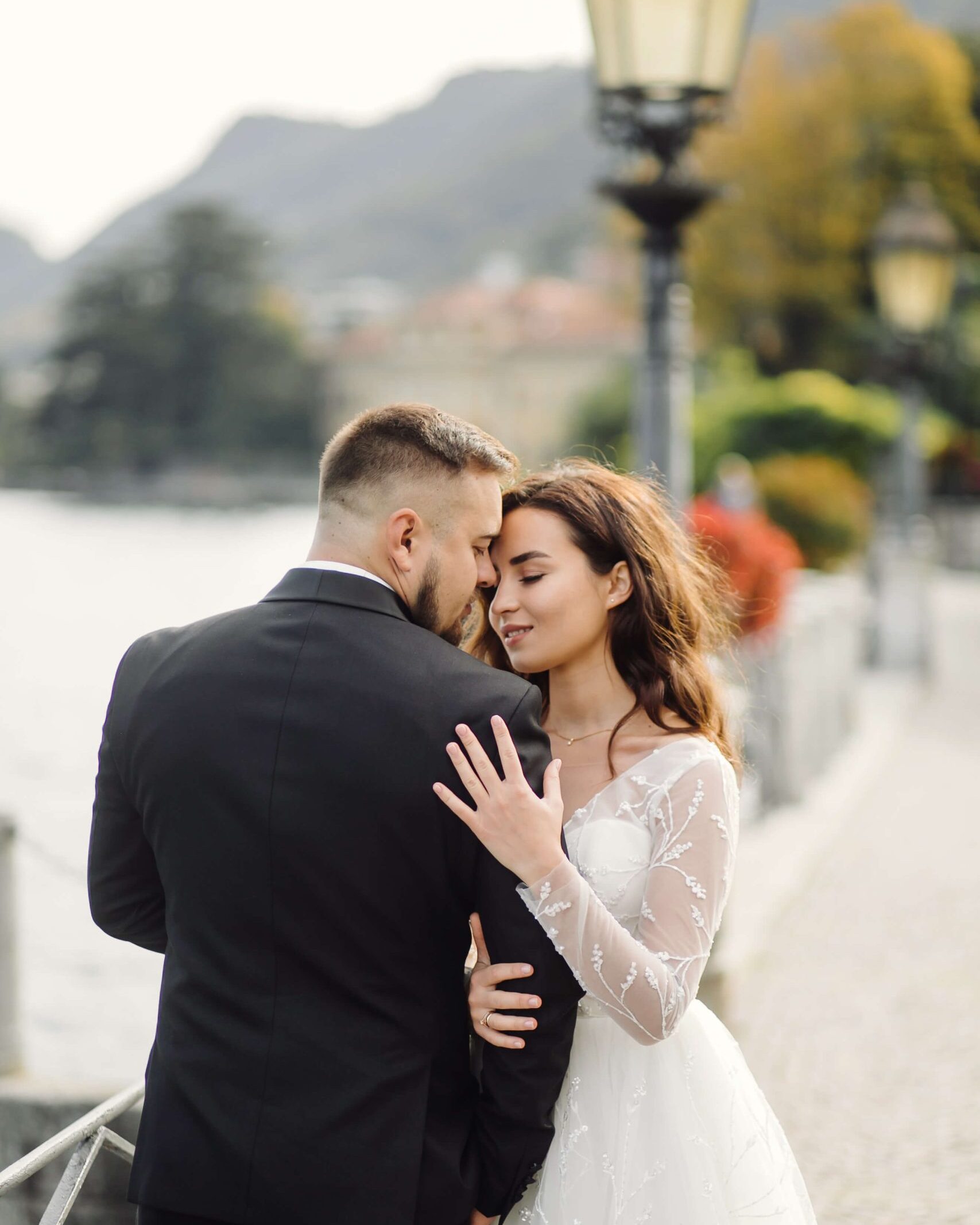 Doğal ortamda birbirine sarılan gelin ve damat
