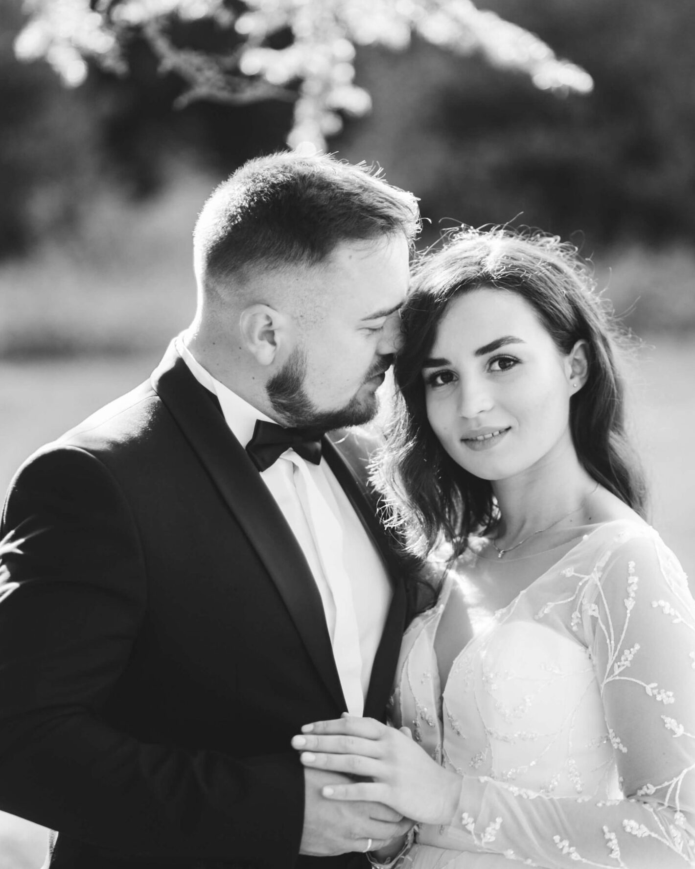 Dış çekimde siyah beyaz gelin ve damat portresi