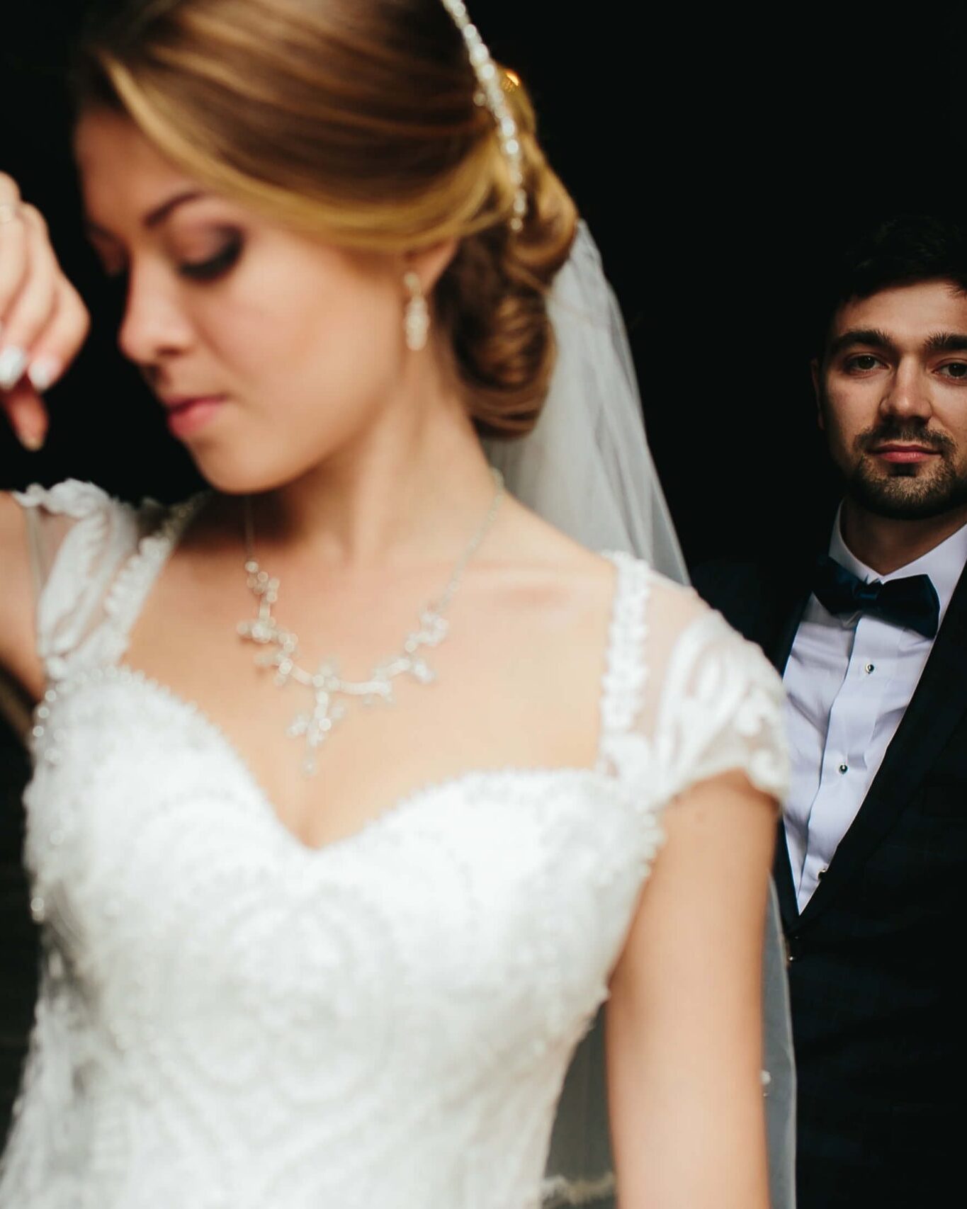 Dış çekimde gelin ön planda, damat arka planda