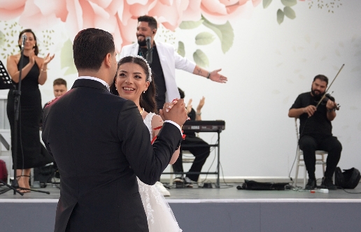 Türkiye’de bir düğünde ilk dans sırasında sahnede performans sergileyen Canses Orkestrası.