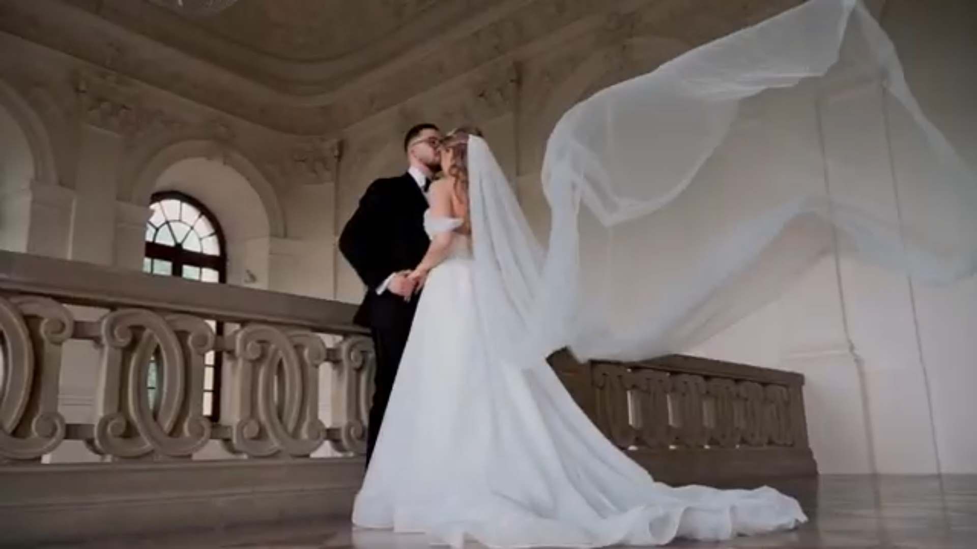Tarihi bir mekânda düğün fotoğraf çekimi yapan gelin ve damat