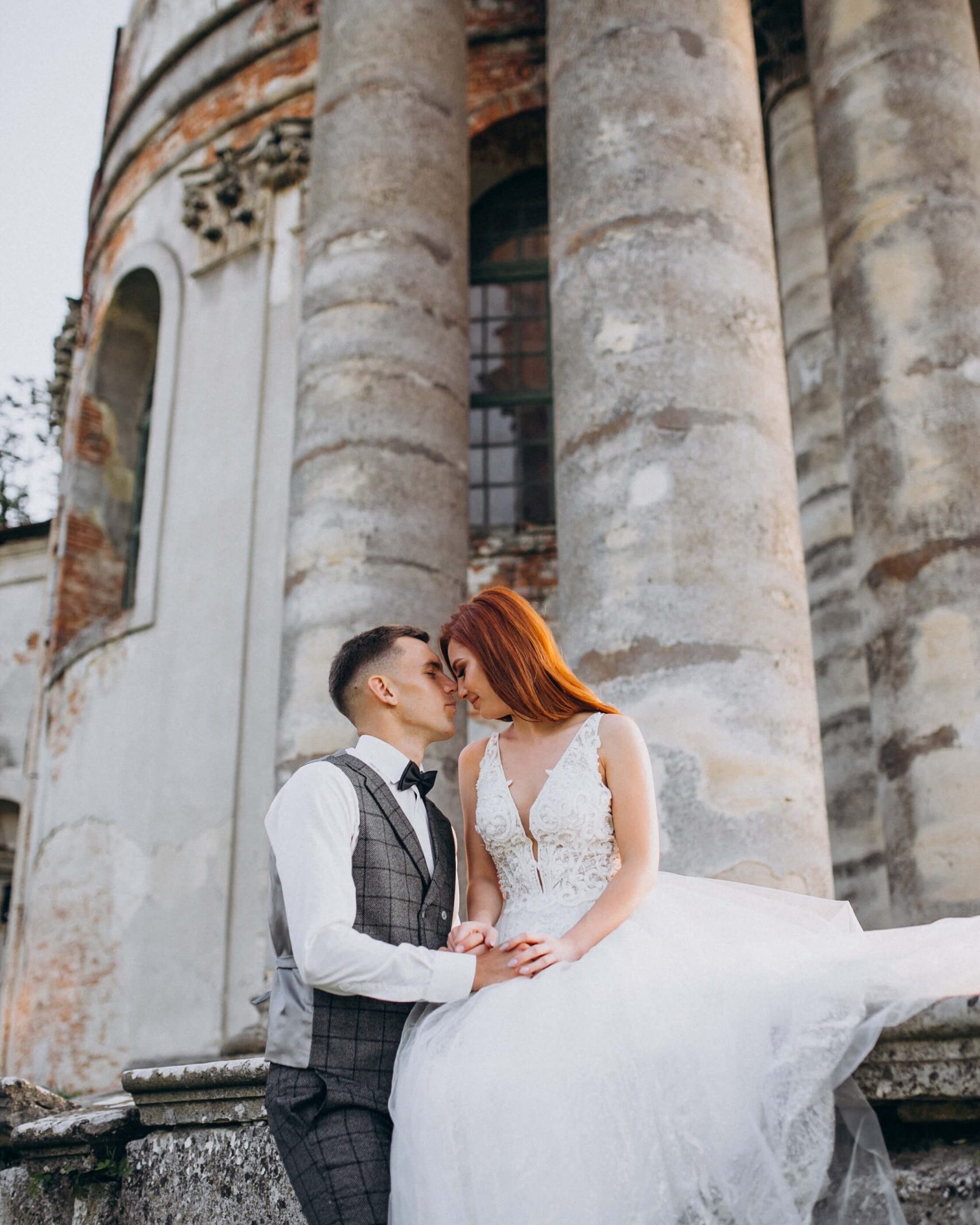 Tarihi bir mekânda dış çekim yapan gelin ve damat
